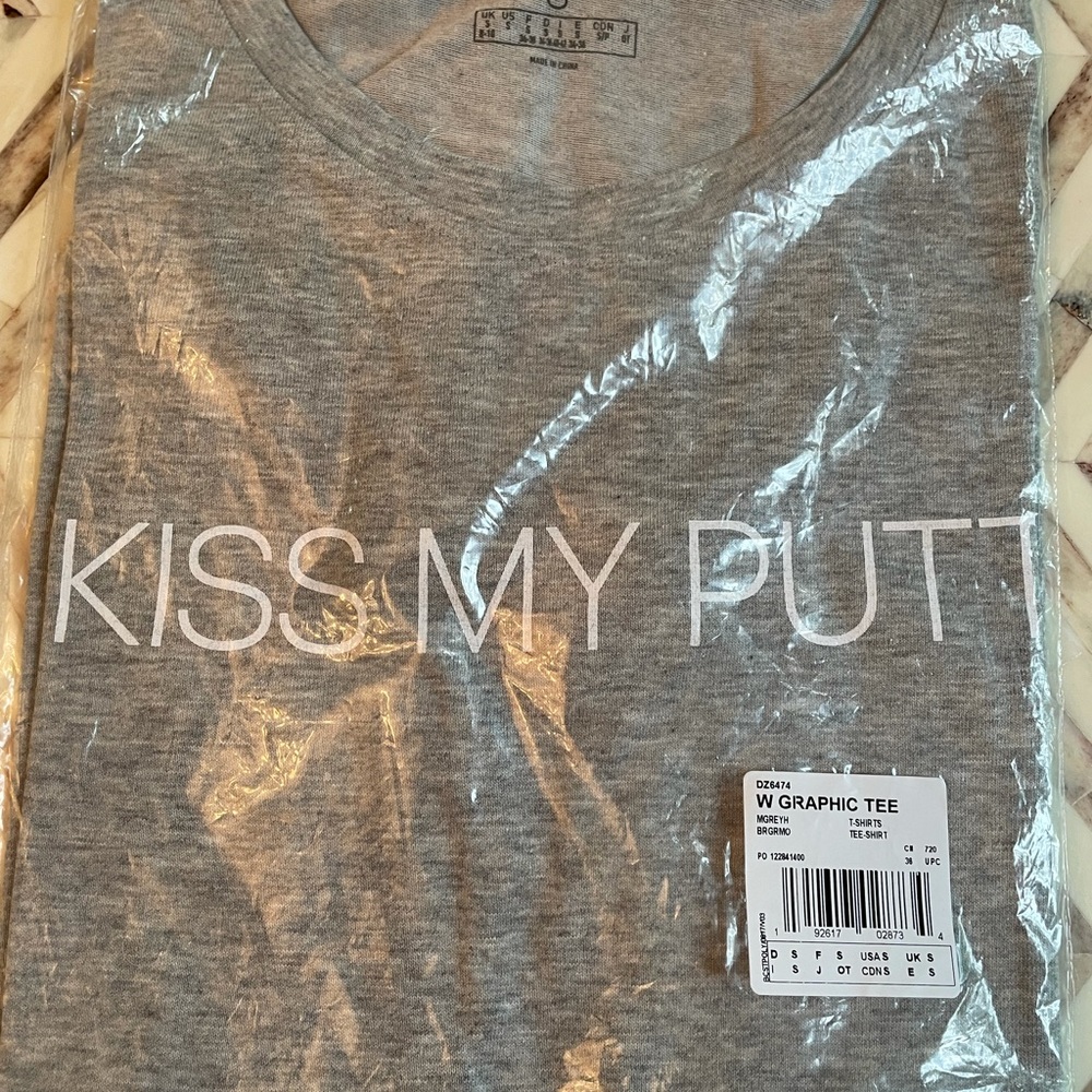 Adidas golf tee, “KISS MY PUTT”